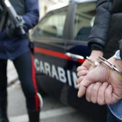 Si finge poliziotto e minaccia studente con coltello, arrestato 26enne fiorentin