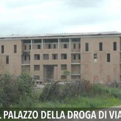 Dal palazzo della droga bottigliate contro l'autobus. Paura in via Pistoiese