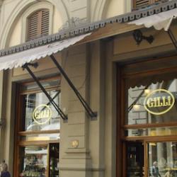 Furto con spaccata al bar Gilli di piazza Repubblica