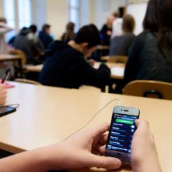 Picchia la prof che gli requisisce il cellulare, sospeso studente fiorentino